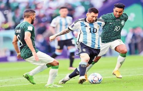 详解职业球员的钉鞋选择：天然草皮与人工草皮对抓地力的不同需求